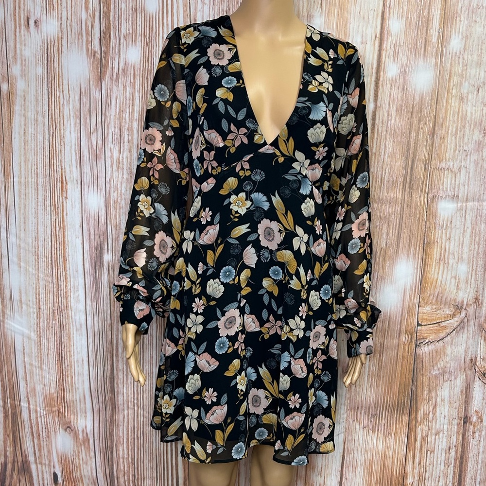 Forever 21‎ Deep V-Neck Long Sleeve Floral Dress